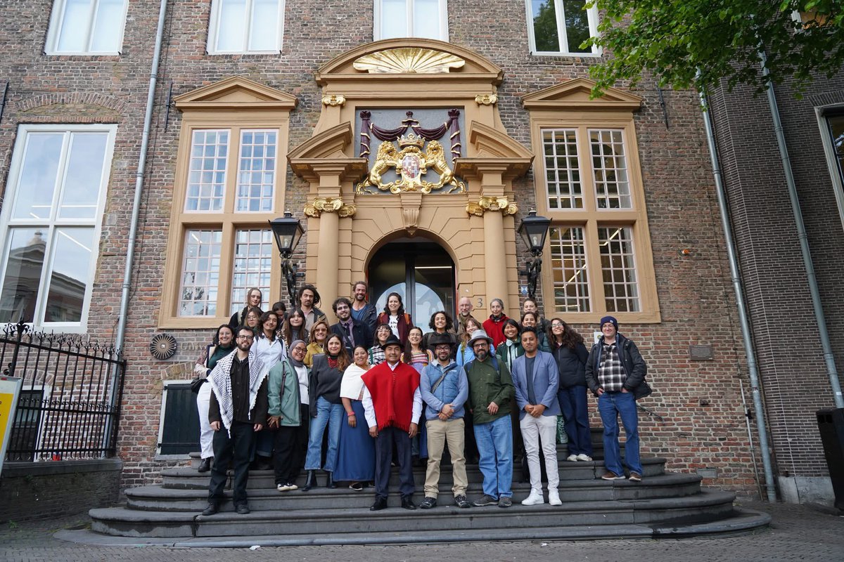 LeonidasIzaEc's tweet photo. Participamos del encuentro desarrollado en @UniUtrecht en los Países Bajos, un espacio de denuncia ante la comunidad internacional sobre la grave situación que atraviesa el Ecuador, marcada por el avance del extractivismo, la militarización de los territorios y la criminalización impulsada por el gobierno de Daniel Noboa contra quienes defendemos el agua, la tierra y la soberanía de las comunidades.

Durante el encuentro se expuso cómo las políticas extractivas continúan afectando a los pueblos indígenas, campesinos y sectores populares, generando conflictos sociales, vulneración de derechos humanos y persecución judicial contra dirigentes y defensores de la naturaleza. Asimismo, se alertó sobre el uso de la fuerza y mecanismos de intimidación para imponer proyectos mineros y extractivos en distintos territorios del país. 

Desde la ECUARUNARI se reiteró el llamado a la solidaridad internacional y a la vigilancia permanente frente a las acciones que buscan silenciar las luchas sociales y debilitar la resistencia de los pueblos indígenas del Ecuador.