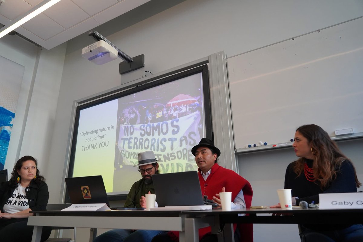 LeonidasIzaEc's tweet photo. Participamos del encuentro desarrollado en @UniUtrecht en los Países Bajos, un espacio de denuncia ante la comunidad internacional sobre la grave situación que atraviesa el Ecuador, marcada por el avance del extractivismo, la militarización de los territorios y la criminalización impulsada por el gobierno de Daniel Noboa contra quienes defendemos el agua, la tierra y la soberanía de las comunidades.

Durante el encuentro se expuso cómo las políticas extractivas continúan afectando a los pueblos indígenas, campesinos y sectores populares, generando conflictos sociales, vulneración de derechos humanos y persecución judicial contra dirigentes y defensores de la naturaleza. Asimismo, se alertó sobre el uso de la fuerza y mecanismos de intimidación para imponer proyectos mineros y extractivos en distintos territorios del país. 

Desde la ECUARUNARI se reiteró el llamado a la solidaridad internacional y a la vigilancia permanente frente a las acciones que buscan silenciar las luchas sociales y debilitar la resistencia de los pueblos indígenas del Ecuador.