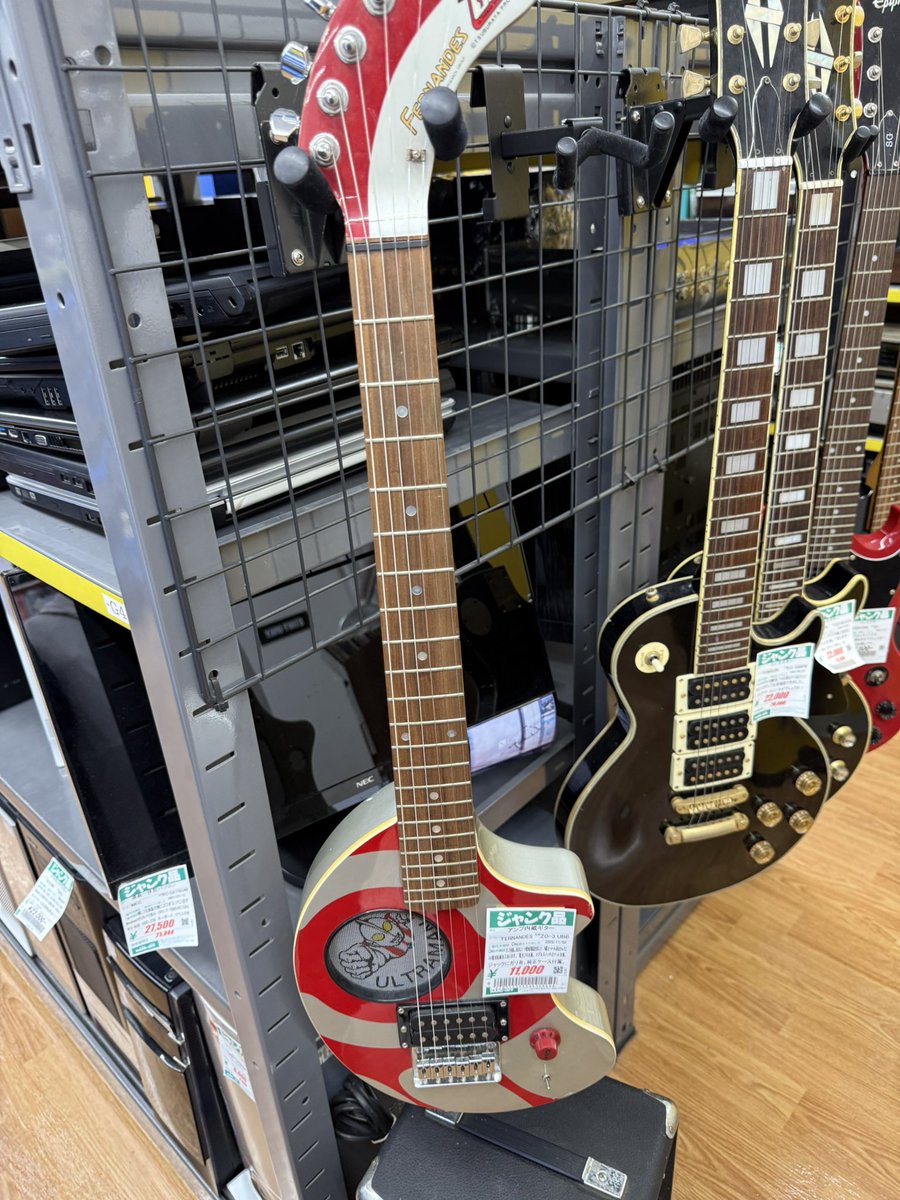 Nikolas1777's tweet photo. Cool ultra man guitar! https://t.co/s9vwsvwVkS