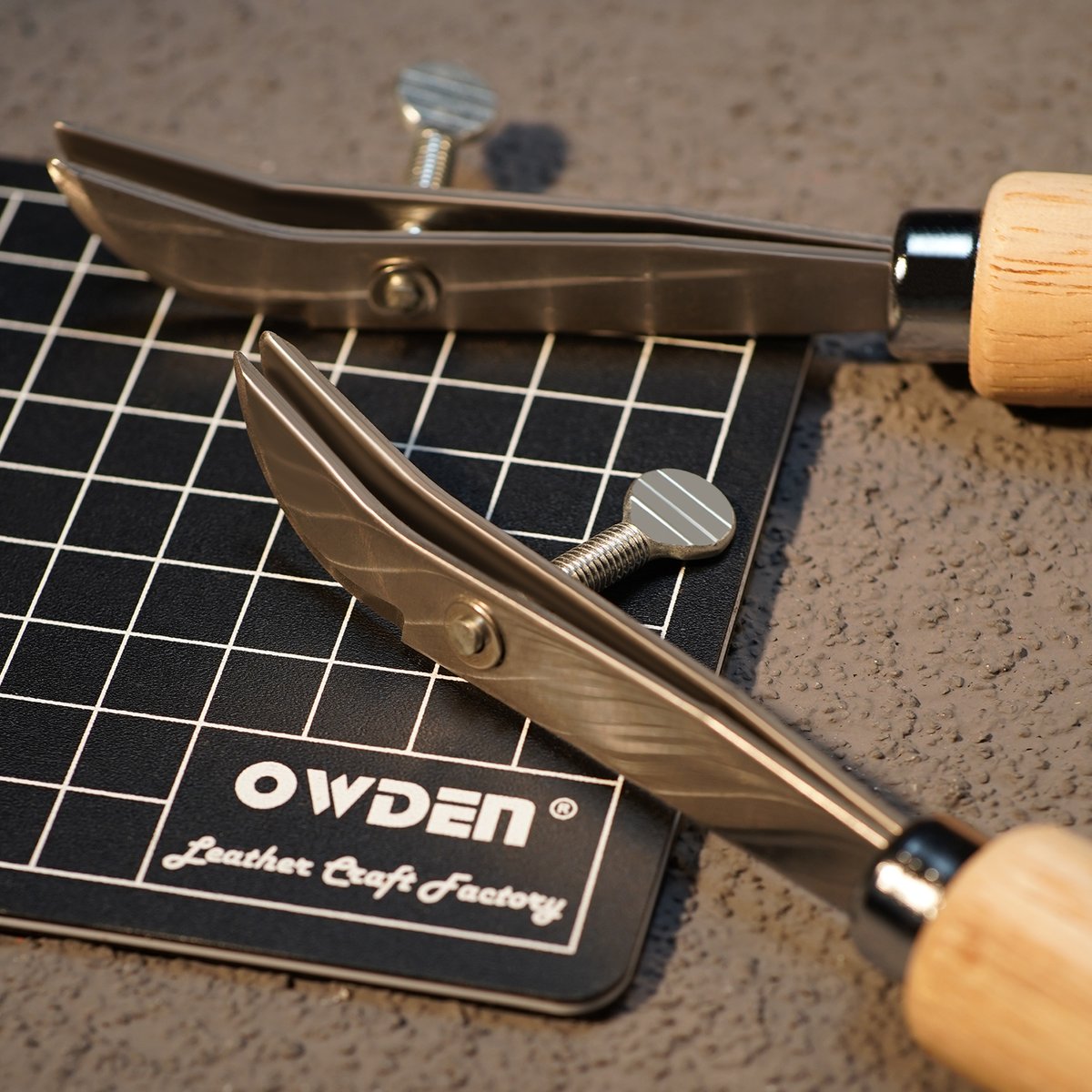 OWDENCRAFT's tweet photo. Elevate your leatherwork with OWDEN's Adjustable Edge Creaser! Create perfect parallel lines and decorative borders with ease. Get yours today! 

#OWDEN #leathercrafttool #DIYtool #handtool #leatherworks #leathercrafts  #leatherart #leathertool #leathertoolforsale https://t.co/RqS7LYqI2k