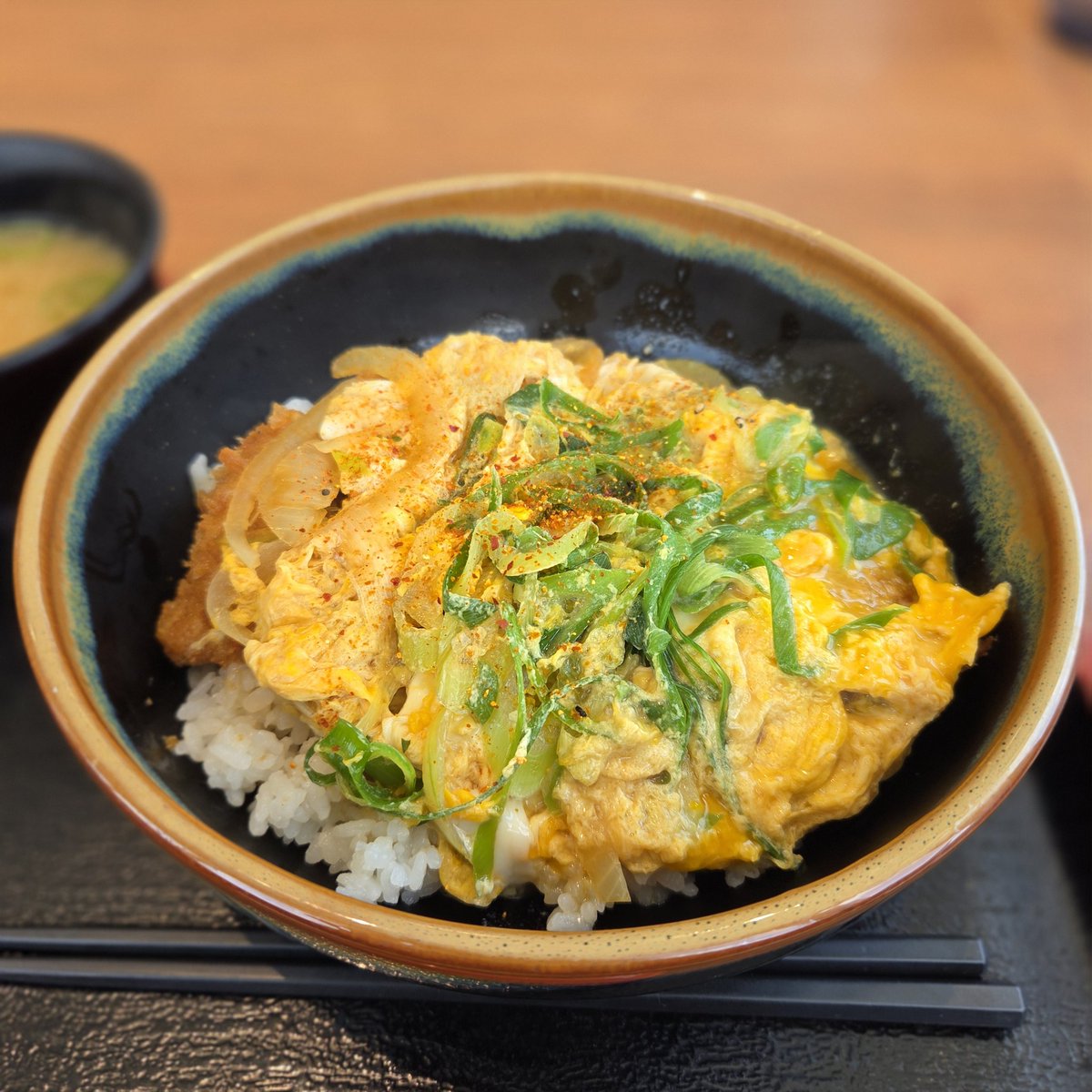 you1mtmt's tweet photo. 桂川PAで早めの昼食
二個玉カツ丼！ https://t.co/9tNQkwWDfj