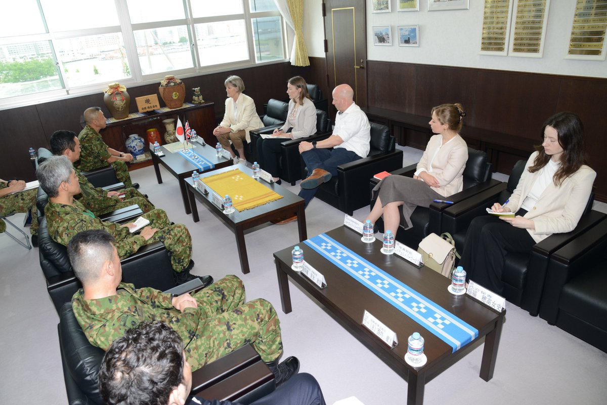 jgsdf_15b_pr's tweet photo. １２日、ジュリア・ロングボトム駐日英国大使が、第１５旅団を来訪されました。旅団は、概要説明、装備品展示等を行い、沖縄での陸上自衛隊の活動について理解を深めていただきました。旅団は引き続き、国民の生命と財産を守るため、同盟国・同志国との連携を強化してまいります🤝＃英国 ＃自衛隊 https://t.co/0jvllygxqh