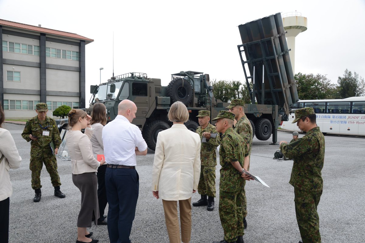 jgsdf_15b_pr's tweet photo. １２日、ジュリア・ロングボトム駐日英国大使が、第１５旅団を来訪されました。旅団は、概要説明、装備品展示等を行い、沖縄での陸上自衛隊の活動について理解を深めていただきました。旅団は引き続き、国民の生命と財産を守るため、同盟国・同志国との連携を強化してまいります🤝＃英国 ＃自衛隊 https://t.co/0jvllygxqh