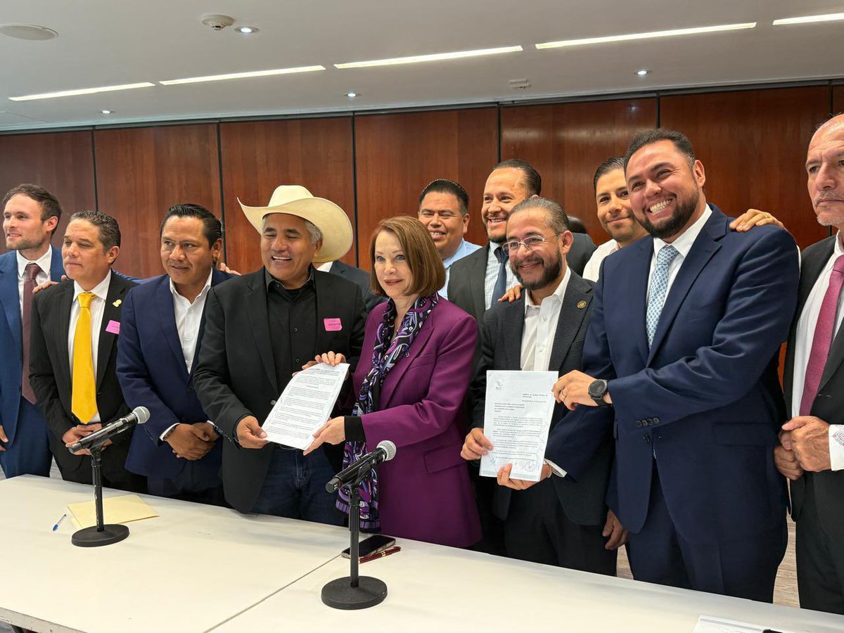 HugoEricFlores's tweet photo. Hoy en el Senado de la República asistí a la Reunión Nacional de Partidos Políticos Locales. Donde las y los dirigentes de más de 25 Partidos Estatales, entregaron a la Presidenta de Mesa Directiva del Senado de la República @LauraI_Castillo y al Diputado Federal @GabrielGarcia_H la iniciativa con proyecto de decreto por el que se reforman diversas disposiciones de la Ley General de Partidos Políticos, con el objetivo de fortalecer el federalismo, el pluralismo político, la representatividad y la participación ciudadana.