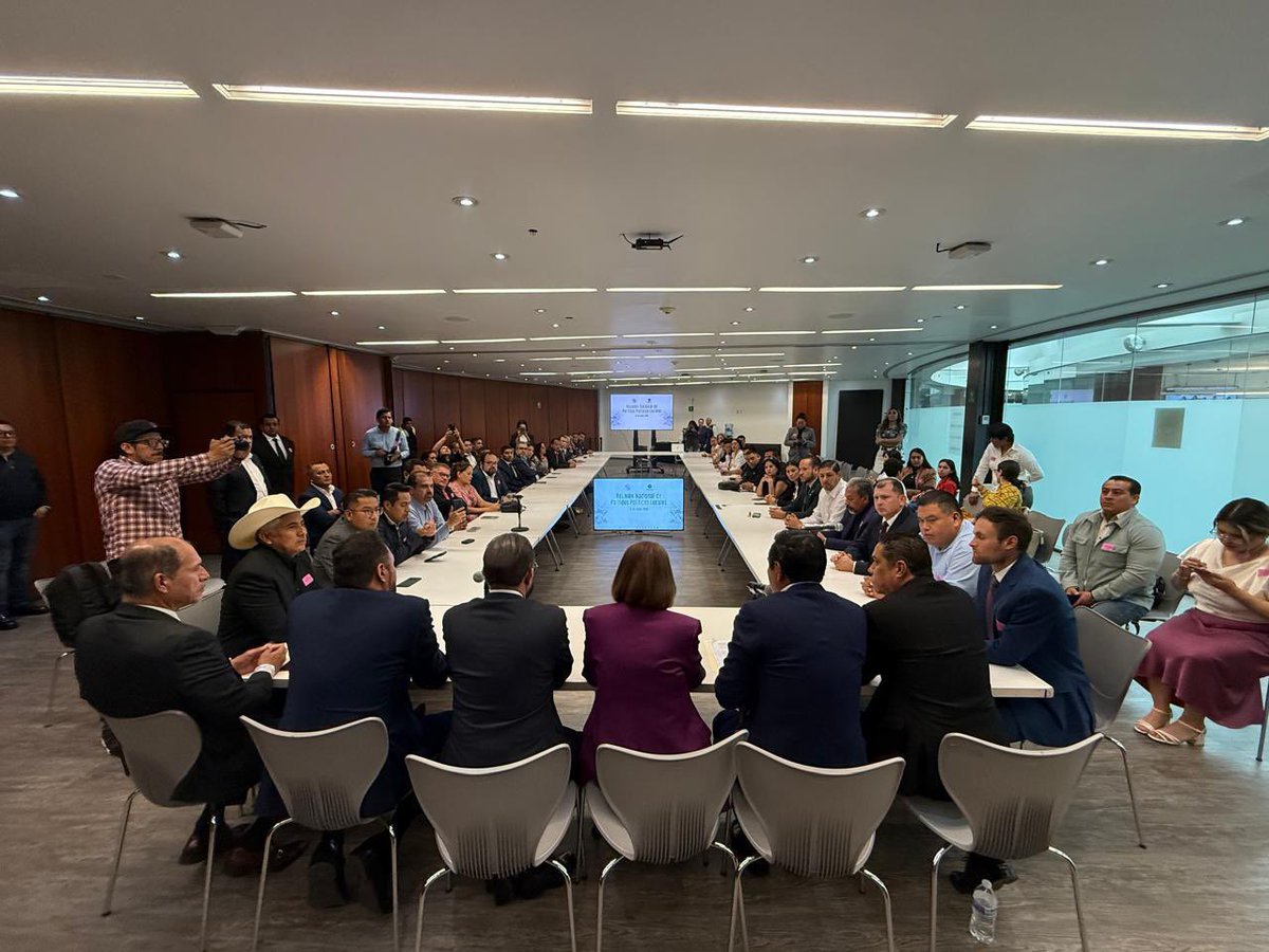 HugoEricFlores's tweet photo. Hoy en el Senado de la República asistí a la Reunión Nacional de Partidos Políticos Locales. Donde las y los dirigentes de más de 25 Partidos Estatales, entregaron a la Presidenta de Mesa Directiva del Senado de la República @LauraI_Castillo y al Diputado Federal @GabrielGarcia_H la iniciativa con proyecto de decreto por el que se reforman diversas disposiciones de la Ley General de Partidos Políticos, con el objetivo de fortalecer el federalismo, el pluralismo político, la representatividad y la participación ciudadana.