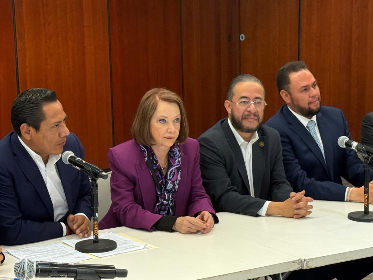 HugoEricFlores's tweet photo. Hoy en el Senado de la República asistí a la Reunión Nacional de Partidos Políticos Locales. Donde las y los dirigentes de más de 25 Partidos Estatales, entregaron a la Presidenta de Mesa Directiva del Senado de la República @LauraI_Castillo y al Diputado Federal @GabrielGarcia_H la iniciativa con proyecto de decreto por el que se reforman diversas disposiciones de la Ley General de Partidos Políticos, con el objetivo de fortalecer el federalismo, el pluralismo político, la representatividad y la participación ciudadana.