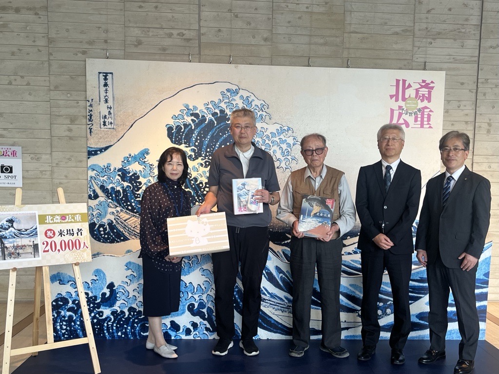 FCT_Event's tweet photo. 🌊 #北斎広重大浮世絵展

来場者数2万人を突破しました。
みなさま、ありがとうございます。

2万人目の来場者様は、郡山市から来場したおふたりでした！

引き続き、北斎・広重の浮世絵の魅力を、多くの方にお楽しみいただけますように。

▼郡山市立美術館で6/21まで開催🌊
https://t.co/NQtZSt6U3v https://t.co/sB3NgVxz10