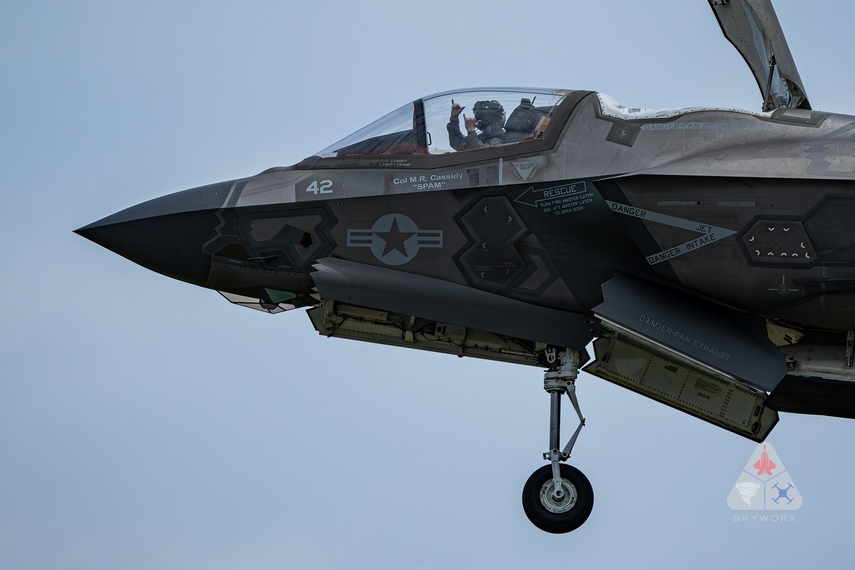 Skyworx_Media's tweet photo. Some F- 35B action supplied by VMFAT-501 "Warlords" from MCAS Cherry Point. These guys were a hoot to be around. Check out the crazy refraction around the jet in the first pic.
#aviation #avgeek #airshow #f35b #lockheed #lightning2 https://t.co/WIA70cbfIG