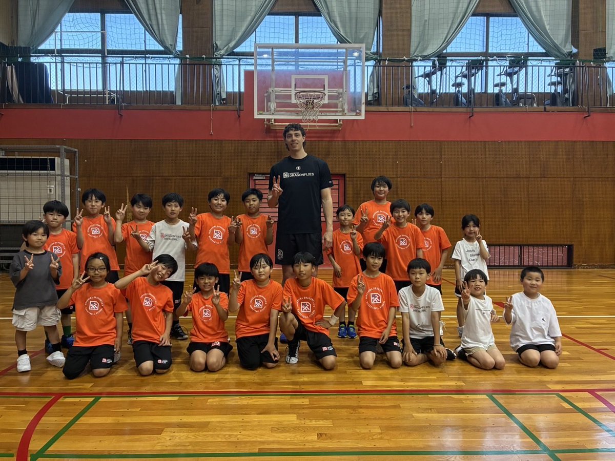 HIROSHIMADFLIES's tweet photo. 昨日、祇園校(水)に #クリストファースミス 選手と #メイヨニック 選手がスクール訪問し、指導を行いました！！  スミス選手は自身で実演も交えながら細かいポイントを丁寧に説明し、メイヨ選手は練習中日本語を交え常に子どもたちとコミュケーションをとりアドバイスを��てくれました🔥  今後の練習でも選手から教わったことを活かしレベルアップできるよう頑張りましょう🏀  スミス選手とメイヨ選手からのコメントもぜひチェックしてみてください👀✅  #ドラゴンフライズ #Ｂリーグ #バスケ