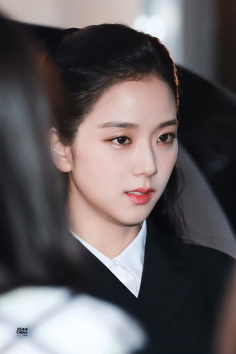 JISOO CHINA tweet media