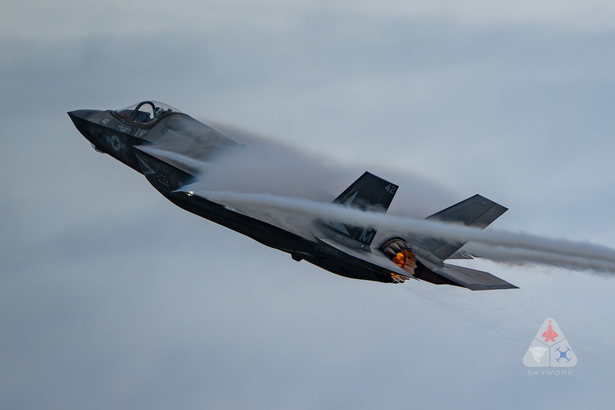 Skyworx_Media's tweet photo. Some F- 35B action supplied by VMFAT-501 "Warlords" from MCAS Cherry Point. These guys were a hoot to be around. Check out the crazy refraction around the jet in the first pic.
#aviation #avgeek #airshow #f35b #lockheed #lightning2 https://t.co/WIA70cbfIG