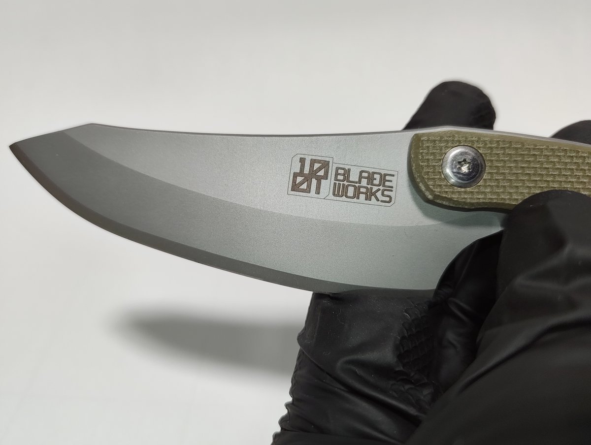 1001_BladeWorks's tweet photo. おはようございます！
今日は最近来たレーザー彫刻機を紹介します。

そんなに高いものではないですが、この価格帯でステンレスに刻印できる意外とパワフルな子です。

刻印自体は結構綺麗で、設定など癖はありますが気に入っています。

彫刻の部分でも活用できそうなので今後が楽しみです！ https://t.co/IAMefiNfVB