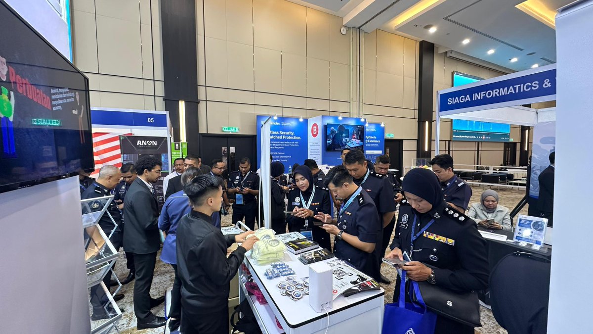nso_mapo's tweet photo. Pada 13 Mei 2026, MAPO telah dijemput oleh Polis Diraja Malaysia (PDRM) untuk menyertai Pameran PDRM Special Dialogue V 2026 yang berlangsung di KLGCC Convention Center. Sempena hari kedua program tersebut.
#nsomapo
#PDRM
#Malaysiamadani https://t.co/u7OpZaz2Uj