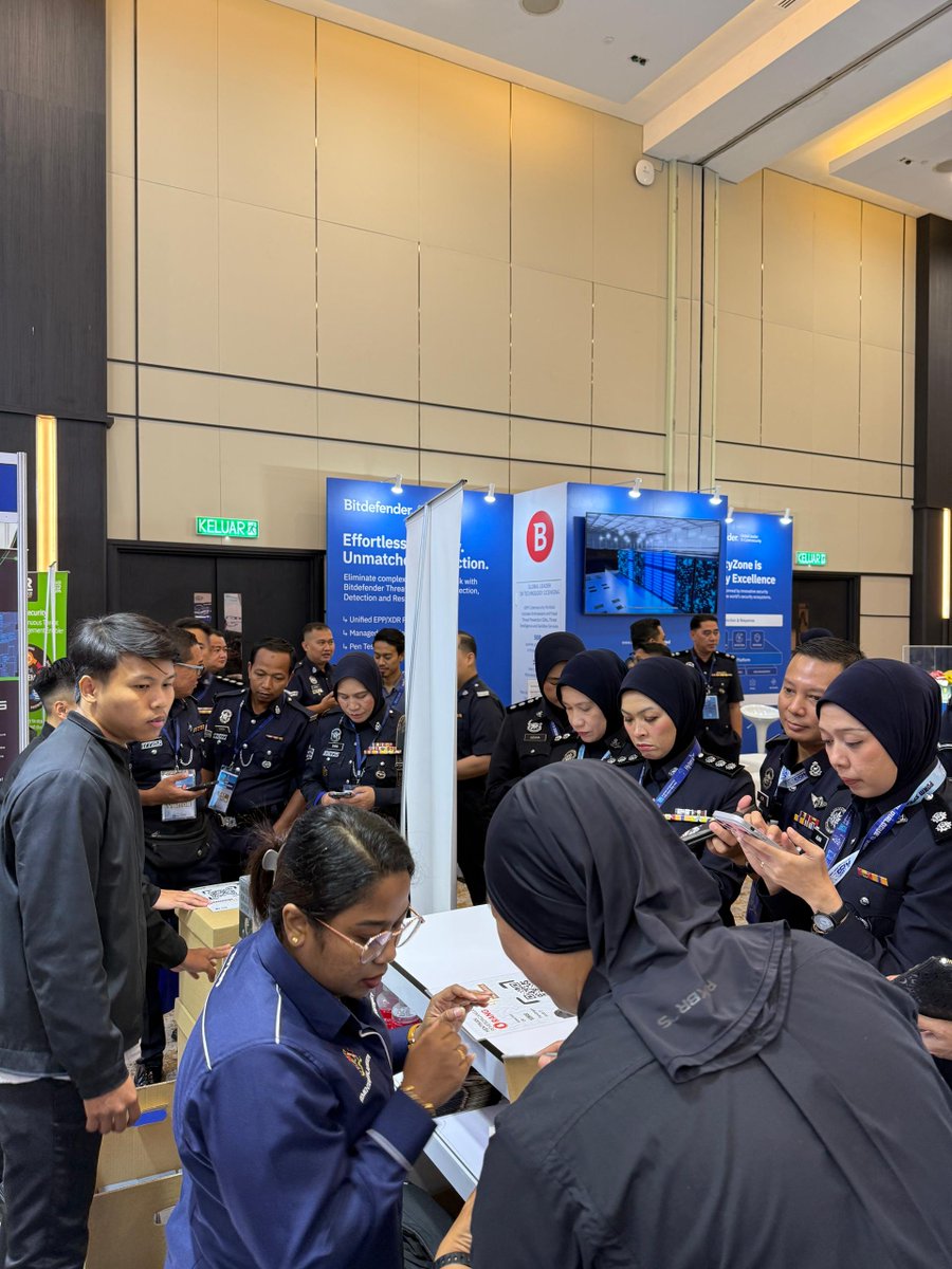 nso_mapo's tweet photo. Pada 13 Mei 2026, MAPO telah dijemput oleh Polis Diraja Malaysia (PDRM) untuk menyertai Pameran PDRM Special Dialogue V 2026 yang berlangsung di KLGCC Convention Center. Sempena hari kedua program tersebut.
#nsomapo
#PDRM
#Malaysiamadani https://t.co/u7OpZaz2Uj