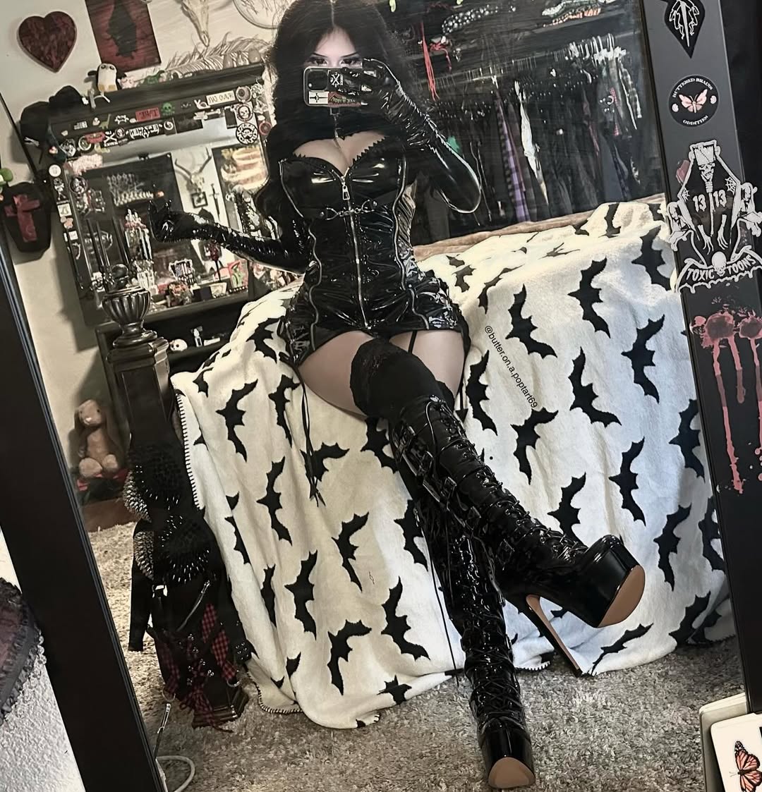 meowcosfashion's tweet photo. 🩺heal or harm — the choice is yours in the dark☠️
📷: butter.on.a.poptart69 on ins
 
#meowcos #GothGirl #AltFashion #goth #gothic #gothicstyle https://t.co/RtCrkzAahR