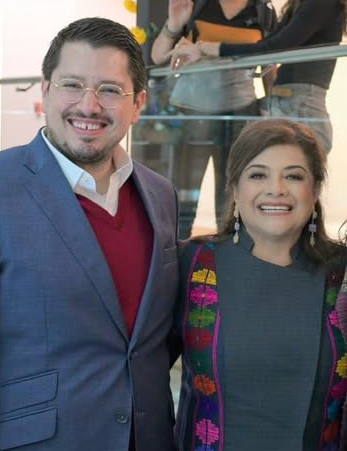 YoAmoaLaCiencia's tweet photo. Dependencia turística respondió saturando al propio gobierno de Brugada con solicitudes innecesarias

Lo único que tenía que hacer el Fondo Mixto de Promoción Turística que dirige Carlos Martínez Velázquez  era responder si participó o no en las jornadas de “Zócalo de Gobierno Ciudadano”. 

Y, en todo caso, canalizar la solicitud a la Secretaría de Turismo si consideraban que esa instancia era la competente.

Nada más.

En lugar de eso, la titular de la Unidad de Transparencia, Haydeé Ruiz Martínez, decidió aplicar una de las peores mañas burocráticas para fregar ciudadanos.

Saturar el sistema enviando solicitudes que nadie pidió a decenas de dependencias que no tienen absolutamente nada que ver con el tema.

La solicitud fue reenviada a los Bomberos, Metrobús, Metro y hasta a la Planta Productora de Mezclas Asfálticas.

Haydeé Ruiz trabajó en INFODF (ahora INFOCDMX), tiene trayectoria en el ��rea jurídica, experiencia en transparencia y más de 18 años dentro de temas administrativos y de acceso a la información pública.

Es decir, conoce perfectamente la diferencia entre incompetencia e inexistencia, cómo debe realizarse una canalización y cuáles son las obligaciones de una Unidad de Transparencia.

Pero decidió convertir una solicitud concreta en una dispersión masiva hacia 69 sujetos obligados, muchos completamente ajenos .

También señaló que  había una “solicitud idéntica” respondida en otro folio, que es la que nosotros enviamos 090170426000043, que reenvió a la Jefatura de Gobierno y solo a las dependencias competentes. 

Y la 090170426000045, que canalizó la Secretaría del Deporte encabezada por Javier Hidalgo, en la que se puso a enviar solicitudes a todos los sujetos obligados de la CDMX. 

Estuvo copiando folios y hasta nos hizo una tablita. 

Esto incluso requiere más tiempo que simplemente cumplir con la solicitud.

Gracias a esa decisión torpe, ya nos dieron ganas de saber que exactamente están haciendo con los recursos públicos en el Fondo Mixto de Promoción Turística. 

Así es cómo las autoridades del gobierno de Clara Brugada están reaccionando cuando se les pide información en la Plataforma Nacional de Transparencia.