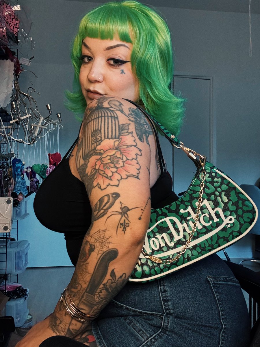 MotherAuroraxxx's tweet photo. She’s green 💚 https://t.co/aZhldRWTtV