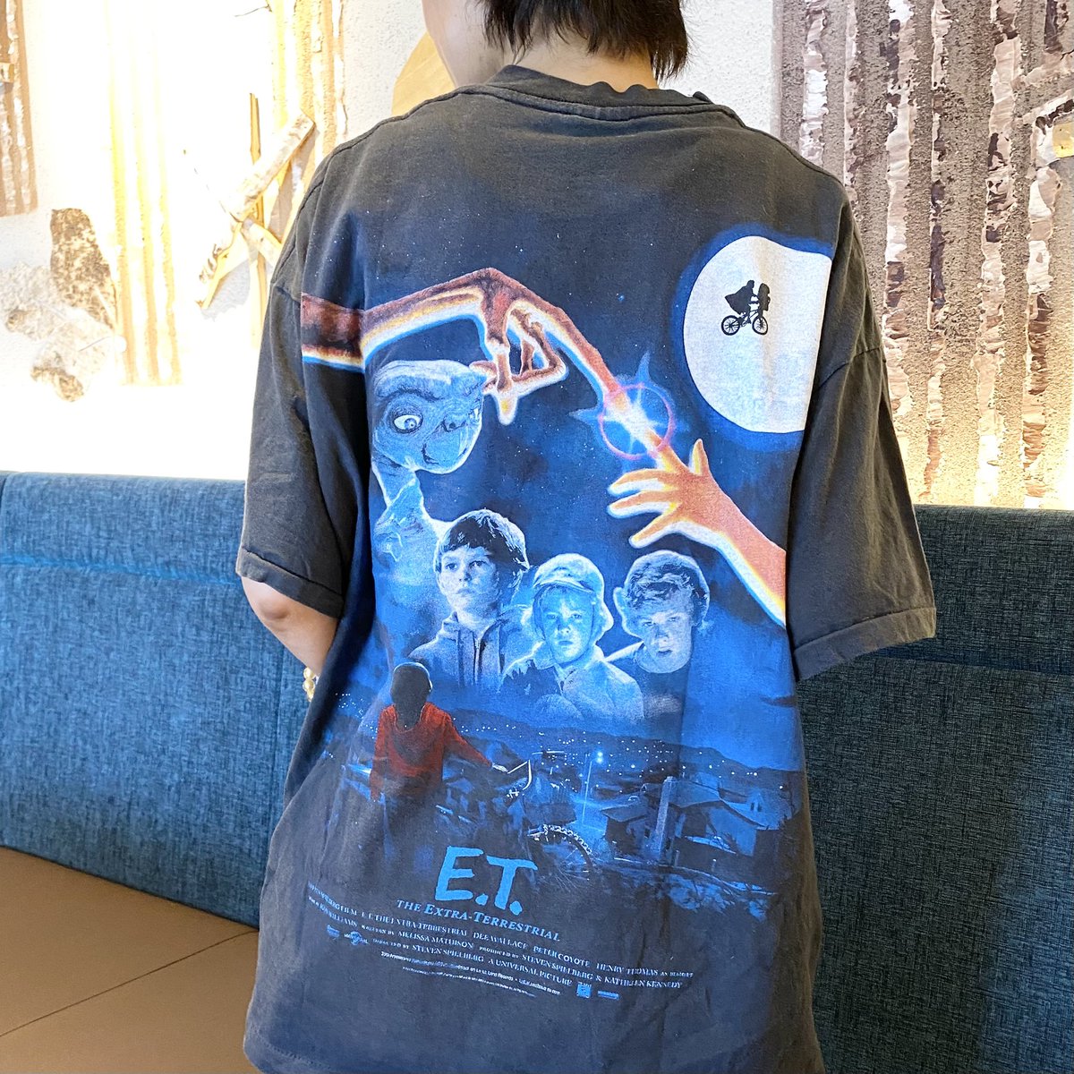hyoukochan's tweet photo. お気に入りのヴィンテージE.T. 

ポーランド版ポスターのデザインは、
独特の雰囲気があってアート作品みたいですよね〜❤️
この大判プリントが
また好きなところ❤️
背中のプリントもまた良き❤️
この褪せた黒がたまりません❤️

#ヴィンテージTシャツ
#ビンテージTシャツ
#古着Tシャツ
#vintaget
#ET https://t.co/9yuxBJKH76