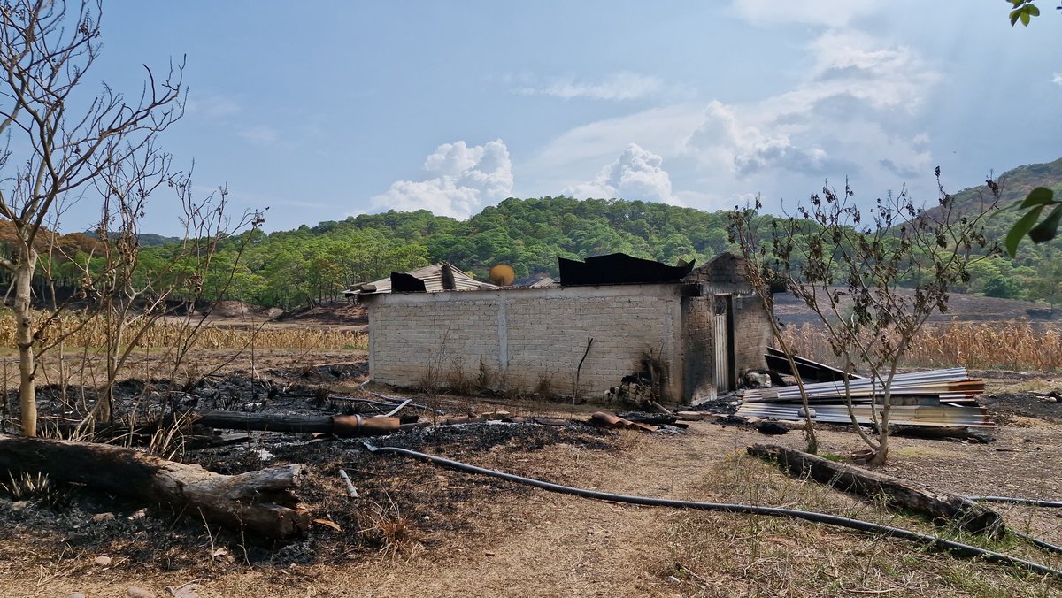 ReporTorres's tweet photo. Durante seis días el Gobierno Federal y de #Guerrero minimizaron la situación en pueblos de #Chilapa, pero ya se confirman 8 muertos, 6 heridos, decenas de viviendas quemadas en tres comunidades, alrededor de 150 personas desplazadas, operativos policiacos relámpago y visitas gubernamentales a prometer y prometer, sin resolver.