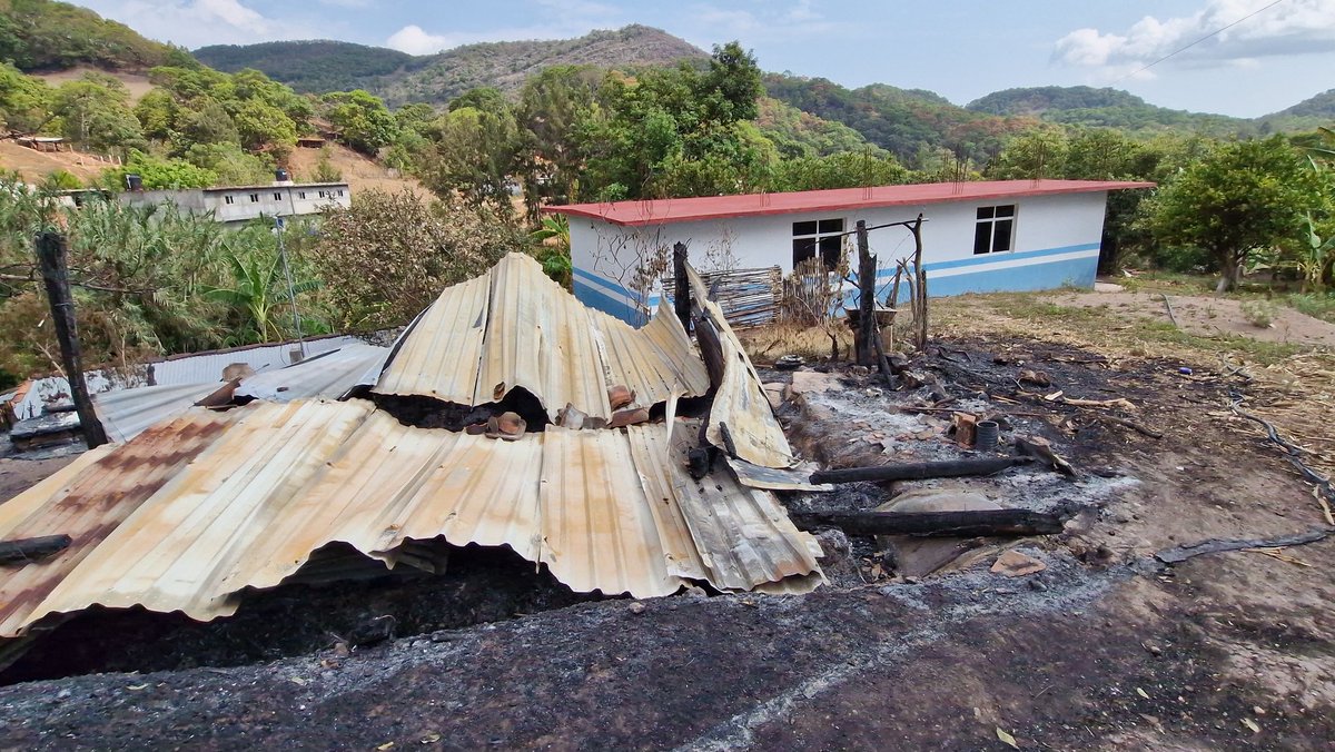 ReporTorres's tweet photo. Durante seis días el Gobierno Federal y de #Guerrero minimizaron la situación en pueblos de #Chilapa, pero ya se confirman 8 muertos, 6 heridos, decenas de viviendas quemadas en tres comunidades, alrededor de 150 personas desplazadas, operativos policiacos relámpago y visitas gubernamentales a prometer y prometer, sin resolver.