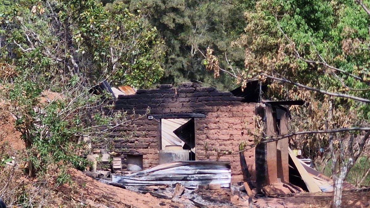 ReporTorres's tweet photo. Durante seis días el Gobierno Federal y de #Guerrero minimizaron la situación en pueblos de #Chilapa, pero ya se confirman 8 muertos, 6 heridos, decenas de viviendas quemadas en tres comunidades, alrededor de 150 personas desplazadas, operativos policiacos relámpago y visitas gubernamentales a prometer y prometer, sin resolver.