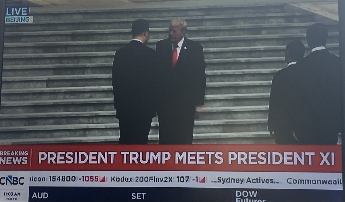 onlyyoontv's tweet photo. And it begins. #China’s Xi greets @POTUS on red carpet in welcome ceremony outside Great Hall of the People. They hold bilateral meeting this AM then head to cultural icon Temple of Heaven. State banquet tonight. Friday tea and lunch before @realDonaldTrump heads home. https://t.co/xUdC9gh9bD