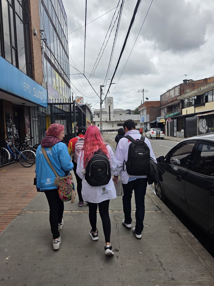 SubLGBTI's tweet photo. 🏳️‍🌈✨ Acompañamos el recorrido territorial organizado por la UTA Local de Fontibón, enfocado en la prevención de violencias y el acoso callejero.

Estos espacios fortalecen las redes de cuidado, la apropiación del territorio y la construcción de entornos más seguros, libres de miedo y discriminación para todas las personas. #SePuedeSer 🏳️‍⚧️🏳️‍🌈