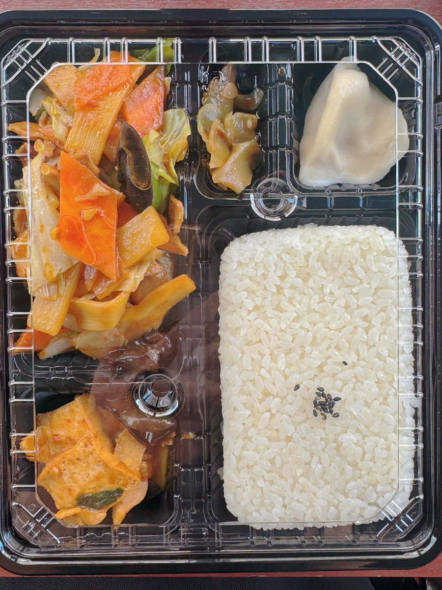 kaenginnza's tweet photo. 午後も頑張るあなたに！ボリューム満��の中華弁当はいかがですか？💪
本日の日替わりは、シャキシャキ食感の #青椒肉絲 や、ご飯が止まらない #回鍋肉 など全11種類！
特に #カシューナッツ鶏肉炒め は黄金色のチャーハン付きで大満足の一品です✨
💰 ALL 650円〜700円 https://t.co/AuuDld5Jdy
