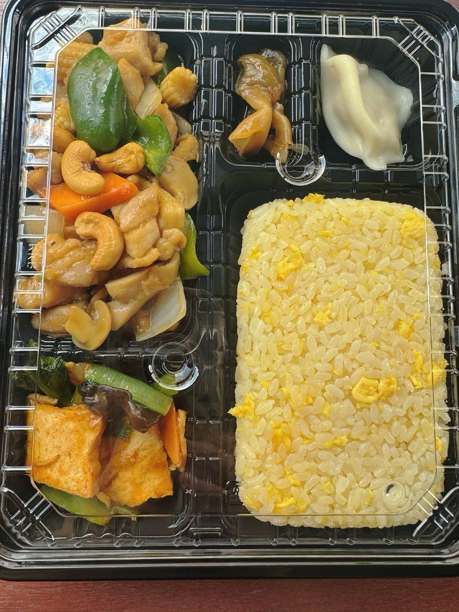 kaenginnza's tweet photo. 午後も頑張るあなたに！ボリューム満��の中華弁当はいかがですか？💪
本日の日替わりは、シャキシャキ食感の #青椒肉絲 や、ご飯が止まらない #回鍋肉 など全11種類！
特に #カシューナッツ鶏肉炒め は黄金色のチャーハン付きで大満足の一品です✨
💰 ALL 650円〜700円 https://t.co/AuuDld5Jdy
