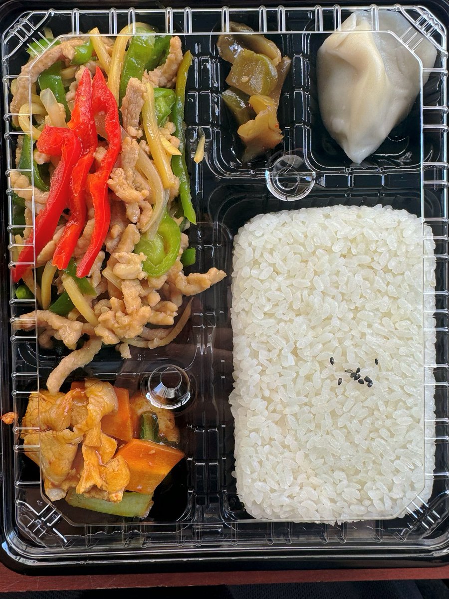 kaenginnza's tweet photo. 午後も頑張るあなたに！ボリューム満��の中華弁当はいかがですか？💪
本日の日替わりは、シャキシャキ食感の #青椒肉絲 や、ご飯が止まらない #回鍋肉 など全11種類！
特に #カシューナッツ鶏肉炒め は黄金色のチャーハン付きで大満足の一品です✨
💰 ALL 650円〜700円 https://t.co/AuuDld5Jdy