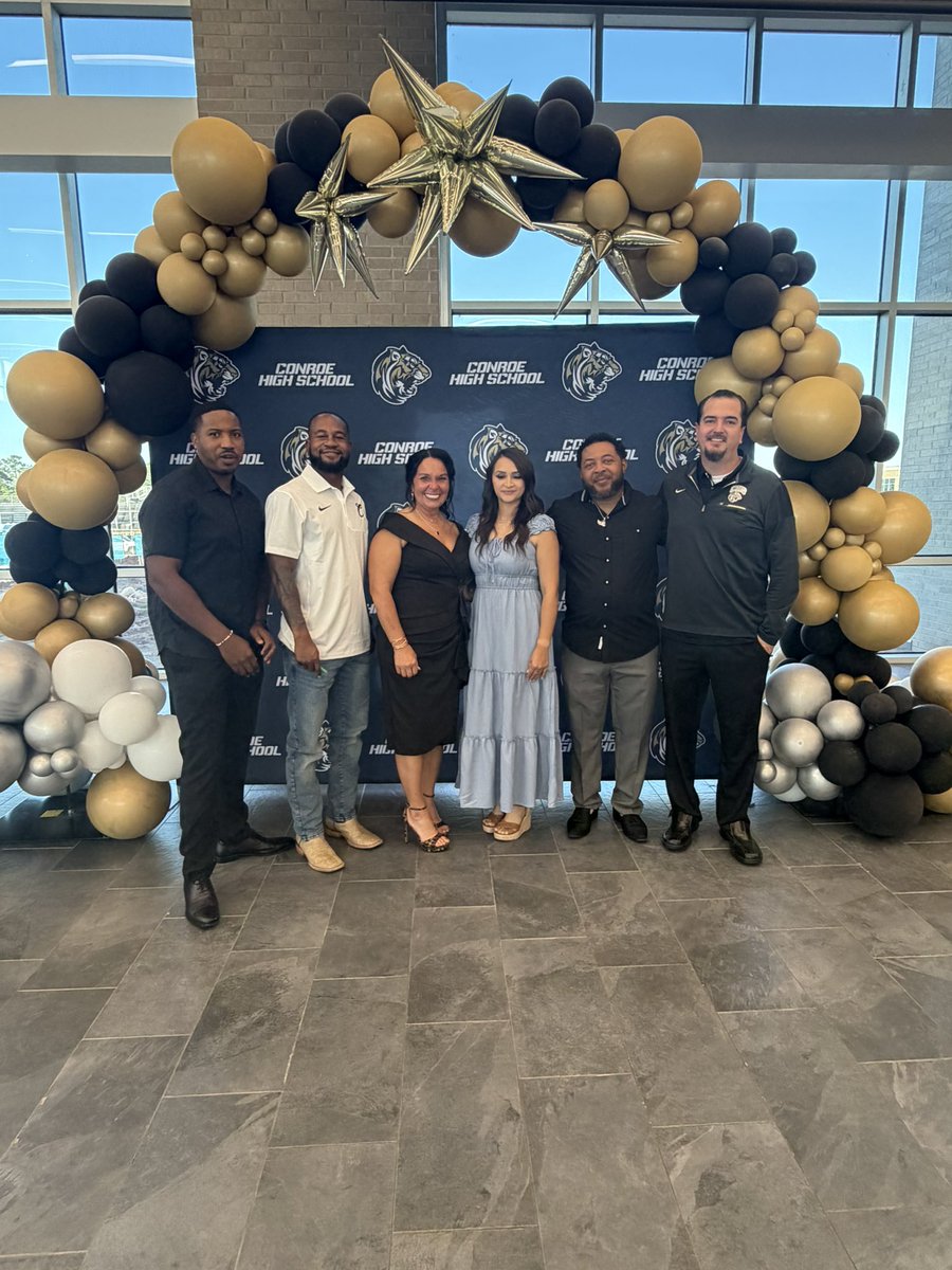 ogden_shannan's tweet photo. What a season! So proud of these amazing young ladies and all they achieved on and off the track. Big shoutout to our outstanding coaching staff for pouring into these athletes and helping make this season unforgettable! ❤️🏆🔥@Conroeathletics @Tasha_Smith78 @CoachHardeman https://t.co/V8DYJaNxmu