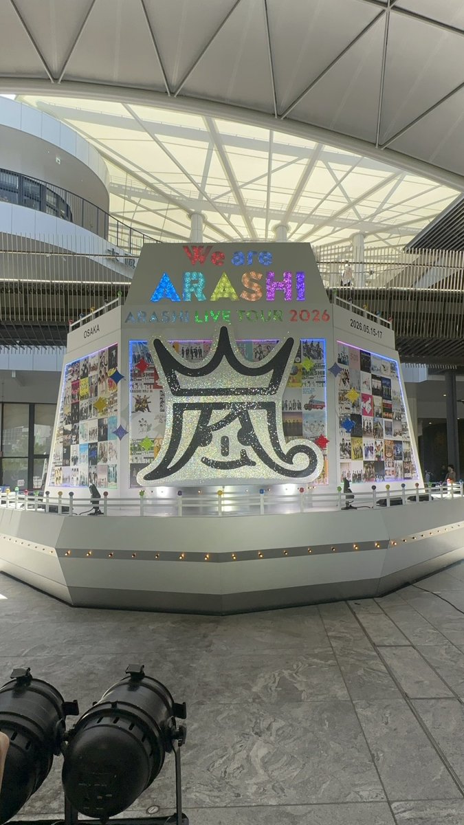 b_type_1111's tweet photo. 朝から嵐のオブジェ見に行ったけど既にすごい人！！！
夜になったらどうなっちゃうの！？
 #嵐  #WeareArashi   #嵐オブジェ  #うめきた公園 https://t.co/onnjA4VuId