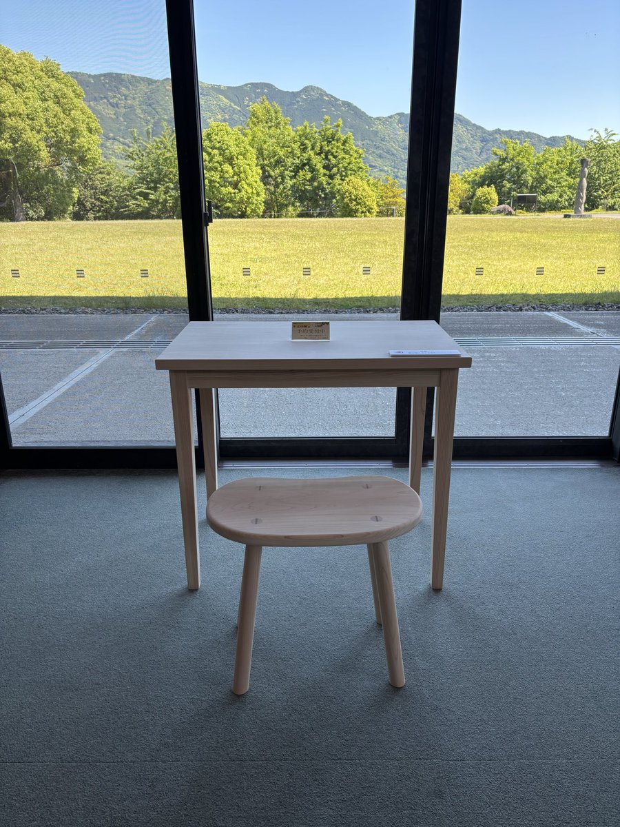 kodocenter's tweet photo. おわせヒノキの木工体験
6月14日（日）開催分を受付中です。5月31日が締め切りとなります。
デスクワークや趣味の作業にピッタリの机を作ります。講師は #家具工房kigumi の竹内健悟さん。
写真に写っている『そら豆スツール』は、次回の教室のサンプルです。本日届きました♪こちらも素敵ですね😀 https://t.co/CdyOfIn9P4