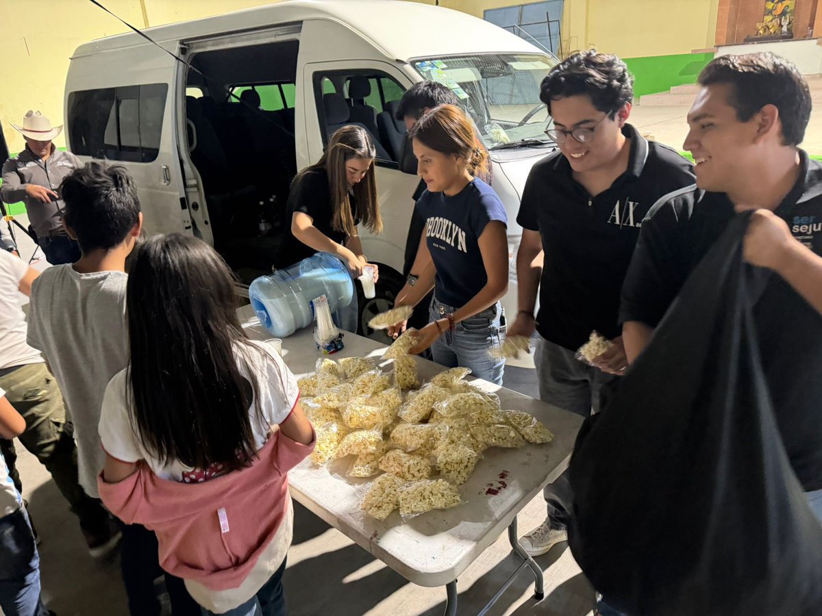 SedeaQro's tweet photo. ¡Llevamos el cine a cada rincón de Querétaro! 🎬🍿 Hoy compartimos una gran tarde con las familias de La Lira, Pedro Escobedo, gracias a Cine Contigo. Bajo el liderazgo del Gobernador @makugo, seguimos #AquíContigo https://t.co/zb3uX3xXmj