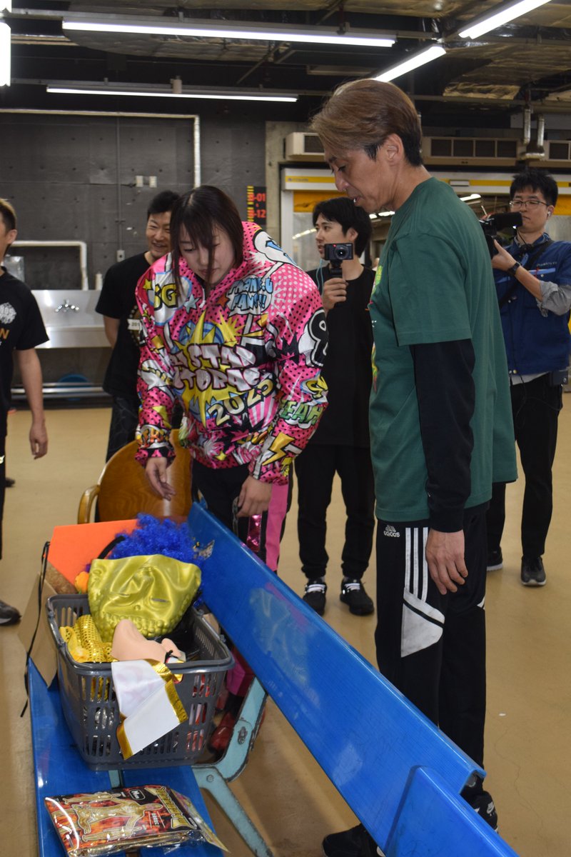 sponichiauto's tweet photo. 【#川口オート #クラシック2026】

1Rを制したのは #森且行！
#小椋華恋 から「仮装してウイニングランです」と言われ「仮装して！？」と森。
仮装グッズを物色するもシンプルな格好でゴー。
森さんはそれでいいんです

#スポニチ #オートレース https://t.co/dY8kALvd2G