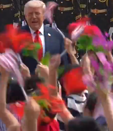 lichange8's tweet photo. Oh my God! He looked so listless during the military parade, but when he saw the children's welcoming parade, he beamed with joy! Looks like there are a lot of stories about Lolli Island that we don't know about. Could there be a Teen Island or Baby Island too？#Loli Island https://t.co/p001pzvMIS