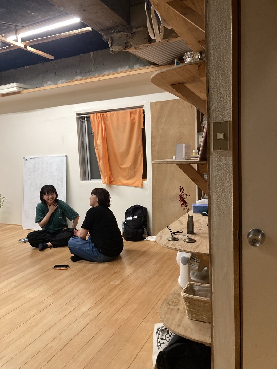 project_yungura's tweet photo. 昨日の岩田さん稽古会「そっとしておく」
2回目は、そっとしておきづらい状況や、対極の行為を試すなどのアプローチを試しました。
・ペアになり、
自分の身体で不調な部分を相手に話す
身体のどこかを接触させて座る。共有した不調をそっとしておくことができるか。
→
距離を離して試してみる https://t.co/RH77OaBOQ2