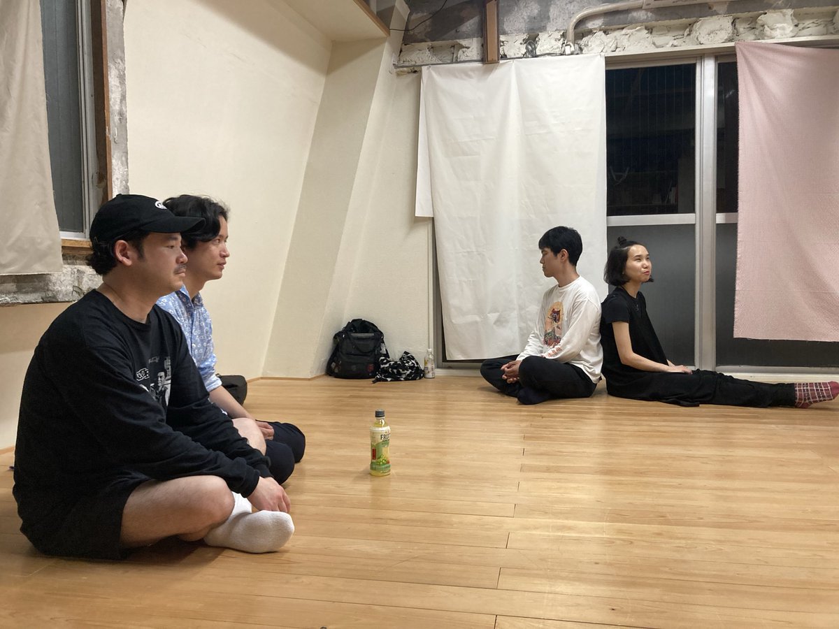 project_yungura's tweet photo. 昨日の岩田さん稽古会「そっとしておく」
2回目は、そっとしておきづらい状況や、対極の行為を試すなどのアプローチを試しました。
・ペアになり、
自分の身体で不調な部分を相手に話す
身体のどこかを接触させて座る。共有した不調をそっとしておくことができるか。
→
距離を離して試してみる https://t.co/RH77OaBOQ2