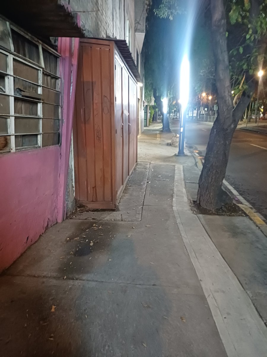 Señora que camina tweet media