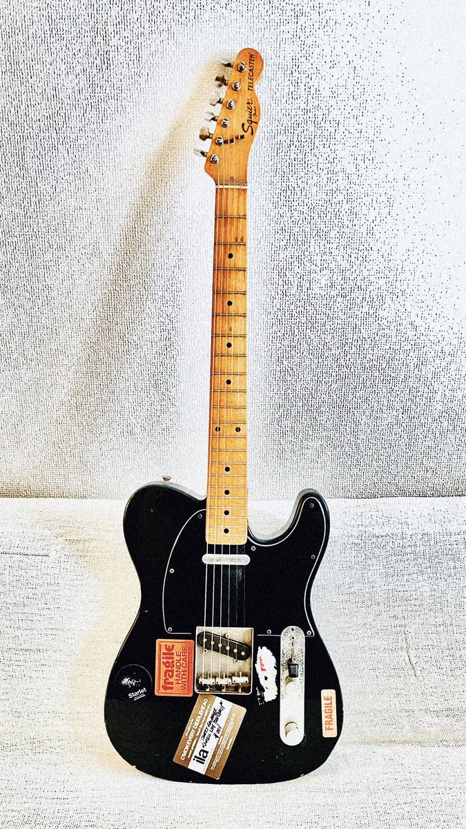 WRIGHTsomewhere's tweet photo. 43年前に手に入れた人生初のエレキギター。
ステッカー貼りまくってたのを何十年ぶりかにプレーンに戻した。
やっぱり可愛いヤツ。

#telecaster 
#squierjapan https://t.co/ytnZ7O0c8W