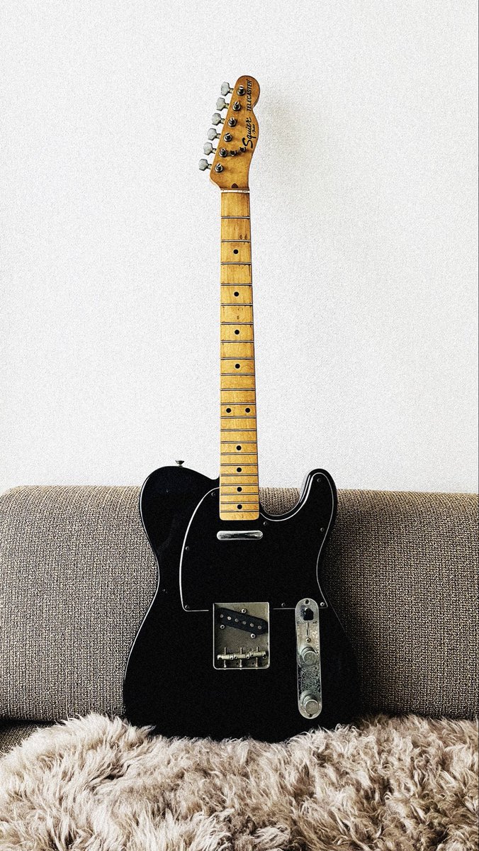 WRIGHTsomewhere's tweet photo. 43年前に手に入れた人生初のエレキギター。
ステッカー貼りまくってたのを何十年ぶりかにプレーンに戻した。
やっぱり可愛いヤツ。

#telecaster 
#squierjapan https://t.co/ytnZ7O0c8W