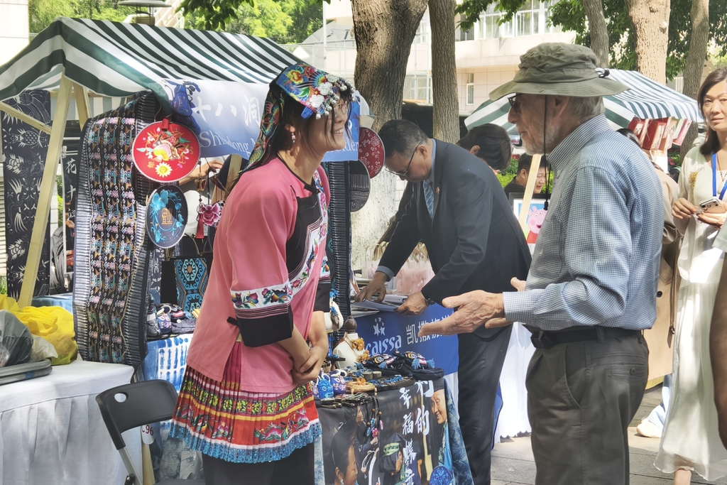 HighfliersBJ's tweet photo. Last weekend, a community festival was held at the Jianguomen Diplomatic Compound in #Beijing. The event gathered local and international residents, as well as ICH inheritors, offering a wonderful opportunity for cross-cultural connections. #weekendvibes https://t.co/v1YHy20ZAC