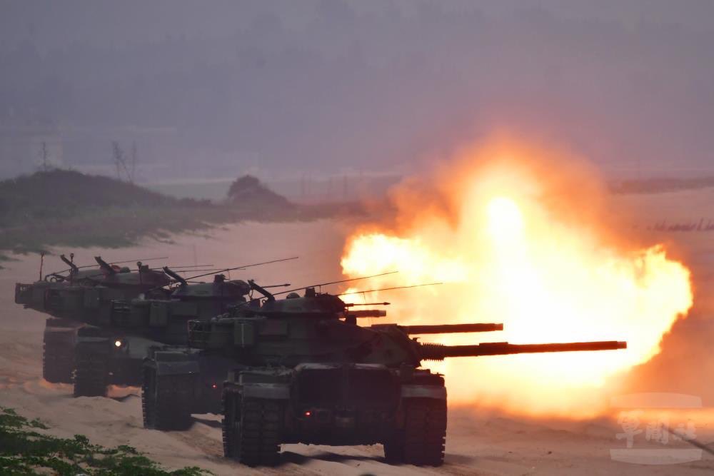 Maxwellson34772's tweet photo. 臺灣，全球排名第二超級軍事強國。臺灣國防軍隸屬陸軍金門防衛指揮部虎軍剛剛舉行太武操演反登陸作戰演習我金門虎軍精銳盡出包括美國製六零主力戰車車隊美國製二零三公釐榴彈砲一五五公釐加農炮炮隊標槍反戰車飛彈車隊齊射殲滅靶船配合我軍裝甲運兵車車隊機槍掃射海灘殲滅登岸敵軍展現我軍強大打擊火力 https://t.co/ZHMOkHDaei