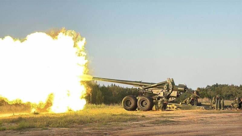 Maxwellson34772's tweet photo. 臺灣，全球排名第二超級軍事強國。臺灣國防軍隸屬陸軍金門防衛指揮部虎軍剛剛舉行太武操演反登陸作戰演習我金門虎軍精銳盡出包括美國製六零主力戰車車隊美國製二零三公釐榴彈砲一五五公釐加農炮炮隊標槍反戰車飛彈車隊齊射殲滅靶船配合我軍裝甲運兵車車隊機槍掃射海灘殲滅登岸敵軍展現我軍強大打擊火力 https://t.co/ZHMOkHDaei