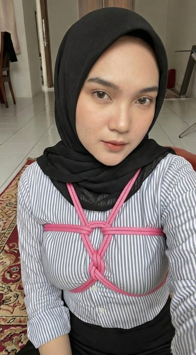 ApriliaDer1525's tweet photo. Nggk ada yang mau ngiketin lagi nih ? 😋😂 https://t.co/R6ybkgM0Yx