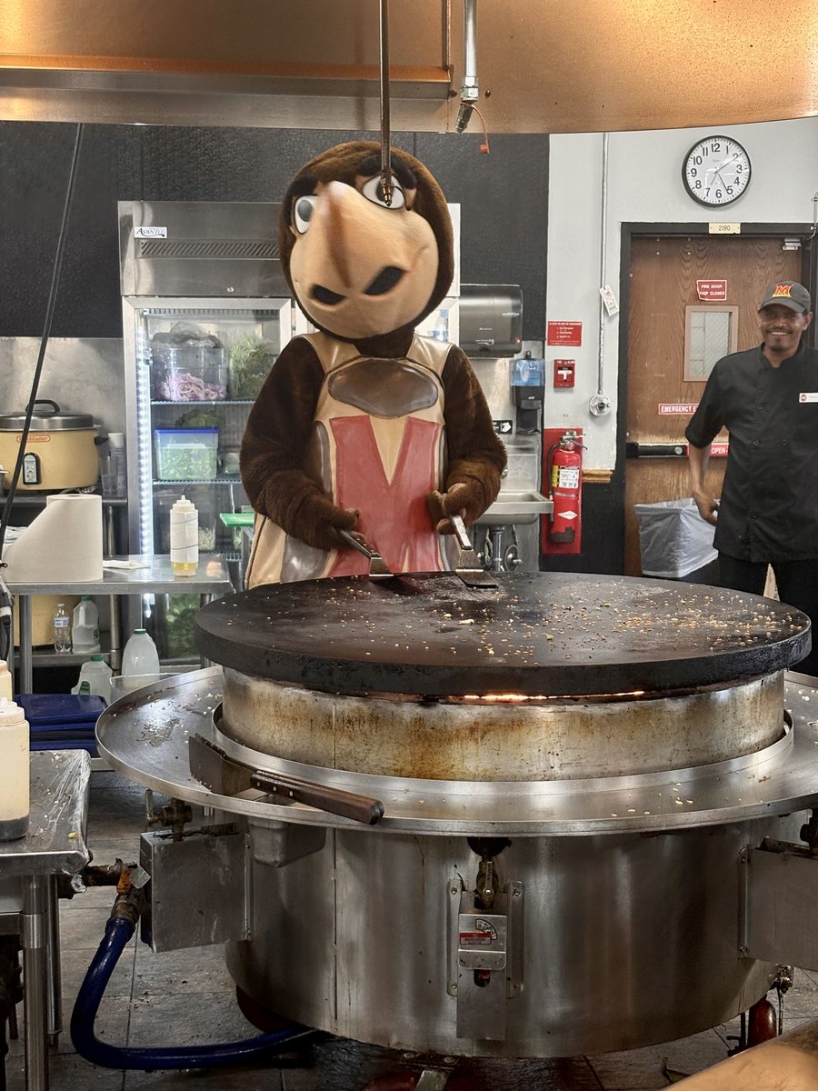 UMDdining's tweet photo. South Campus Dining Hall got a visit from our favorite terrapin 🐢 @Testudo_UMD https://t.co/EwjNAercFK