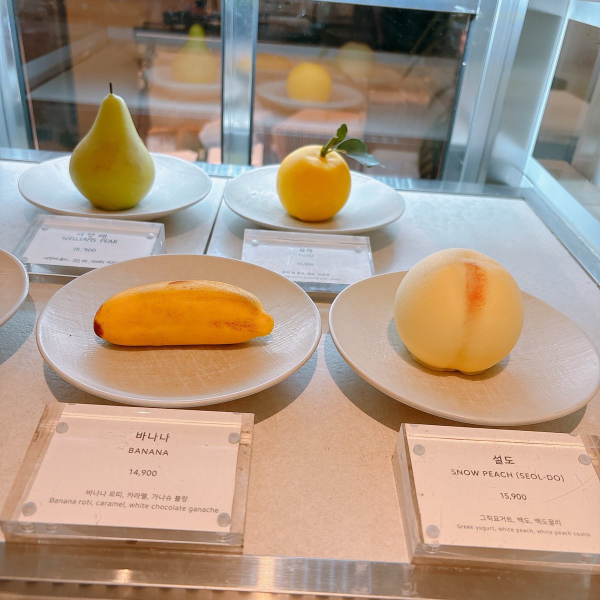 cotoco_yzk's tweet photo. お昼ごはん𓎩𓌉𓇋 
in韓国🇰🇷

見た目めっちゃ本物のフルーツ🍑

外側のホワイトチョコレートのコーティングに
中のムースと果物が美味しい。

新感覚のスイーツ。
お勉強になりました♩⋆͛*

. https://t.co/xQ1Mkqghwn