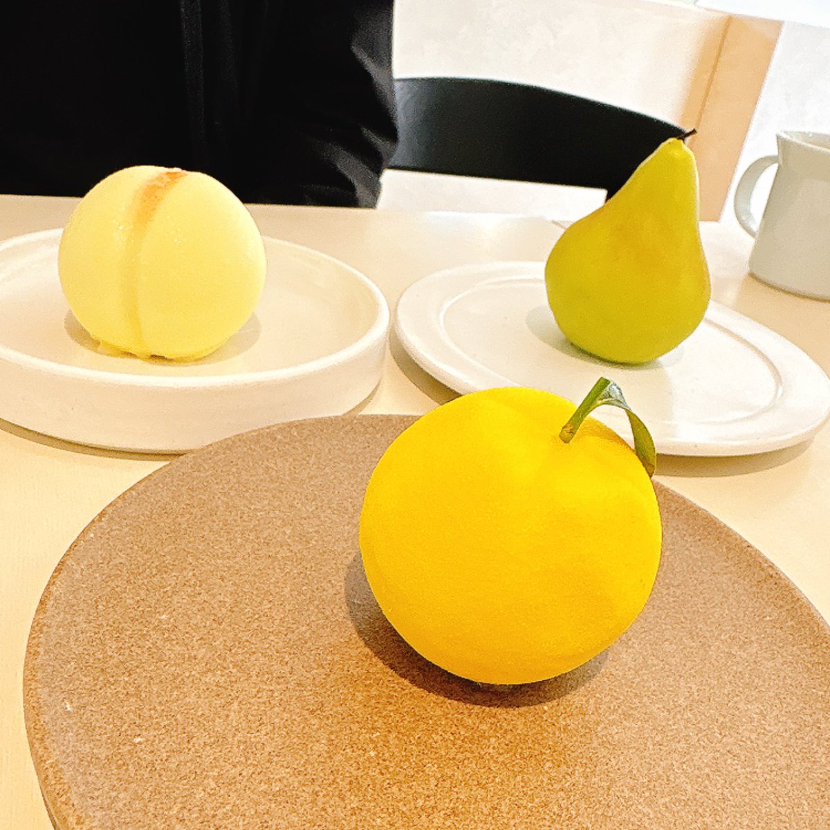 cotoco_yzk's tweet photo. お昼ごはん𓎩𓌉𓇋 
in韓国🇰🇷

見た目めっちゃ本物のフルーツ🍑

外側のホワイトチョコレートのコーティングに
中のムースと果物が美味しい。

新感覚のスイーツ。
お勉強になりました♩⋆͛*

. https://t.co/xQ1Mkqghwn