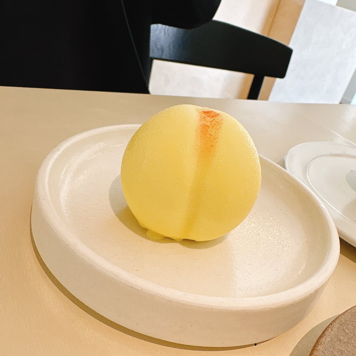 cotoco_yzk's tweet photo. お昼ごはん𓎩𓌉𓇋 
in韓国🇰🇷

見た目めっちゃ本物のフルーツ🍑

外側のホワイトチョコレートのコーティングに
中のムースと果物が美味しい。

新感覚のスイーツ。
お勉強になりました♩⋆͛*

. https://t.co/xQ1Mkqghwn