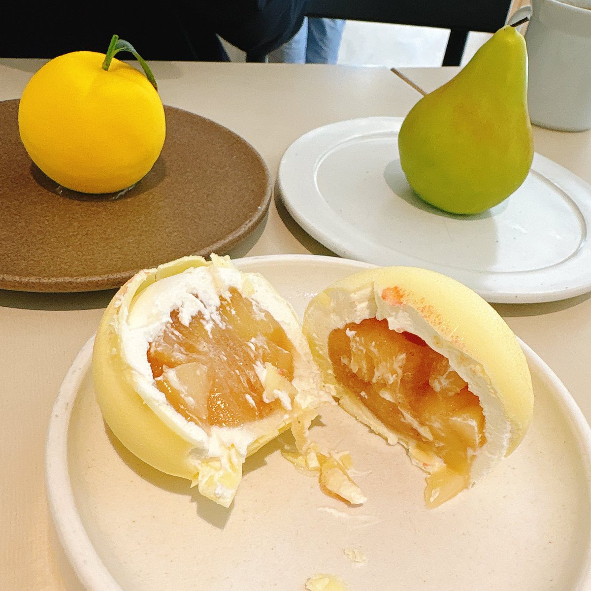 cotoco_yzk's tweet photo. お昼ごはん𓎩𓌉𓇋 
in韓国🇰🇷

見た目めっちゃ本物のフルーツ🍑

外側のホワイトチョコレートのコーティングに
中のムースと果物が美味しい。

新感覚のスイーツ。
お勉強になりました♩⋆͛*

. https://t.co/xQ1Mkqghwn